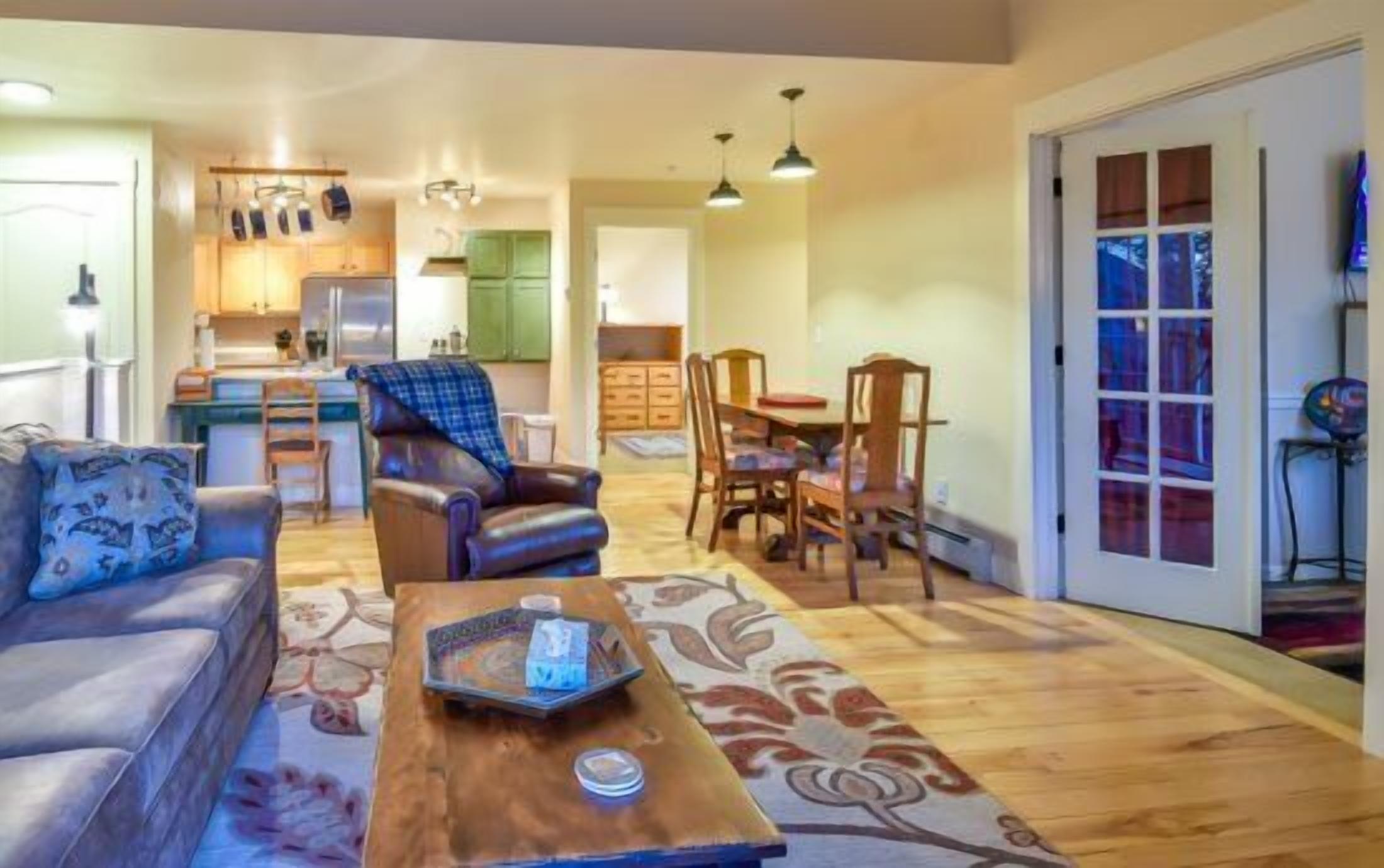 Flat-screen TV, fireplace, Netflix, streaming services