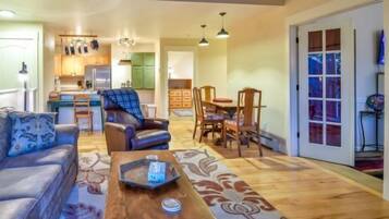 Flat-screen TV, fireplace, Netflix, streaming services