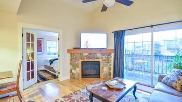 TV layar datar, perapian, Netflix, dan layanan streaming