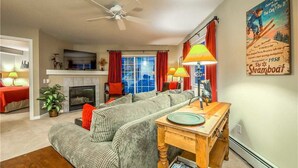 Flat-screen TV, fireplace - Villas At Walton Creek 1424 (Steamboat Springs)