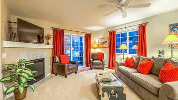 TV layar datar dan perapian