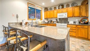 Stovetop, dishwasher, cookware/dishes/utensils, dining tables - Waterford 14 (Steamboat Springs)