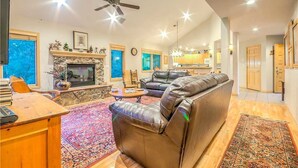 TV, fireplace - Wynterwade Chalet (Steamboat Springs)