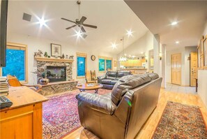 TV, fireplace - Wynterwade Chalet (Steamboat Springs)