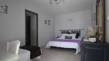 Triple Room | Free cots/infant beds, free WiFi