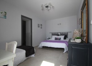 Triple Room | Free cots/infant beds, free WiFi - Les Hardilles (Châtillon-sur-Cher)