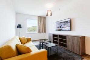 Suite, 1 Schlafzimmer | Wohnbereich | 50-Zoll-Smart-TV mit Digitalempfang, Fernseher