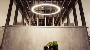 Een modern interieur met een ronde lamp en een potplant op een verhoging.