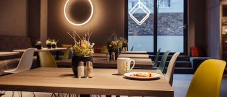 Desayuno buffet diario (EUR 22 por persona)