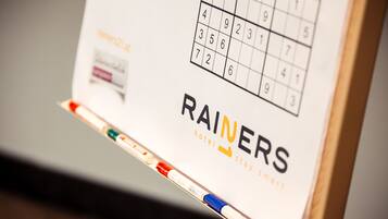 Un cruciverba con la parola 'RAINERS' e la frase 'hotel stay smart' ben visibili.