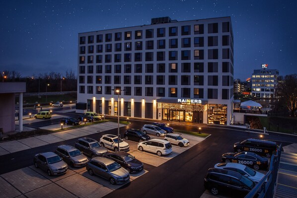 Front of property – evening/night - Hotel Rainers21 (Brunn am Gebirge)