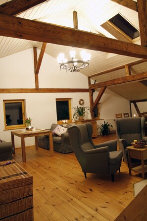 Apartment, Kitchenette, Mountain View | Living room