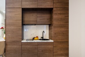Deluxe Suite, Kitchenette | Private kitchenette | Fridge, espresso maker, coffee/tea maker, electric kettle - Aparthotel Rakowicka Residence (Kraków)