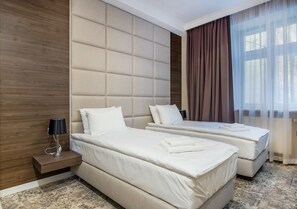 Habitación triple Confort | Ropa de cama hipoalergénica, colchones viscoelásticos, caja fuerte