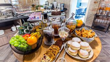 Sarapan prasmanan setiap hari (PLN 49 per orang)