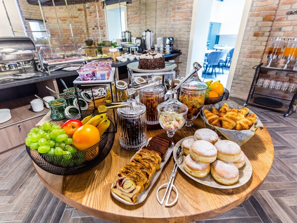 Daily buffet breakfast (PLN 49 per person) - Aparthotel Rakowicka Residence (Kraków)