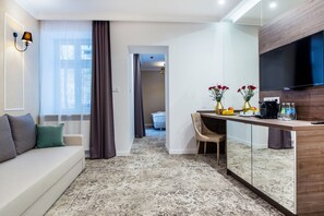 Suite superior, balcón | Sala de estar | Televisión de pantalla plana de 32 pulgadas con canales digitales