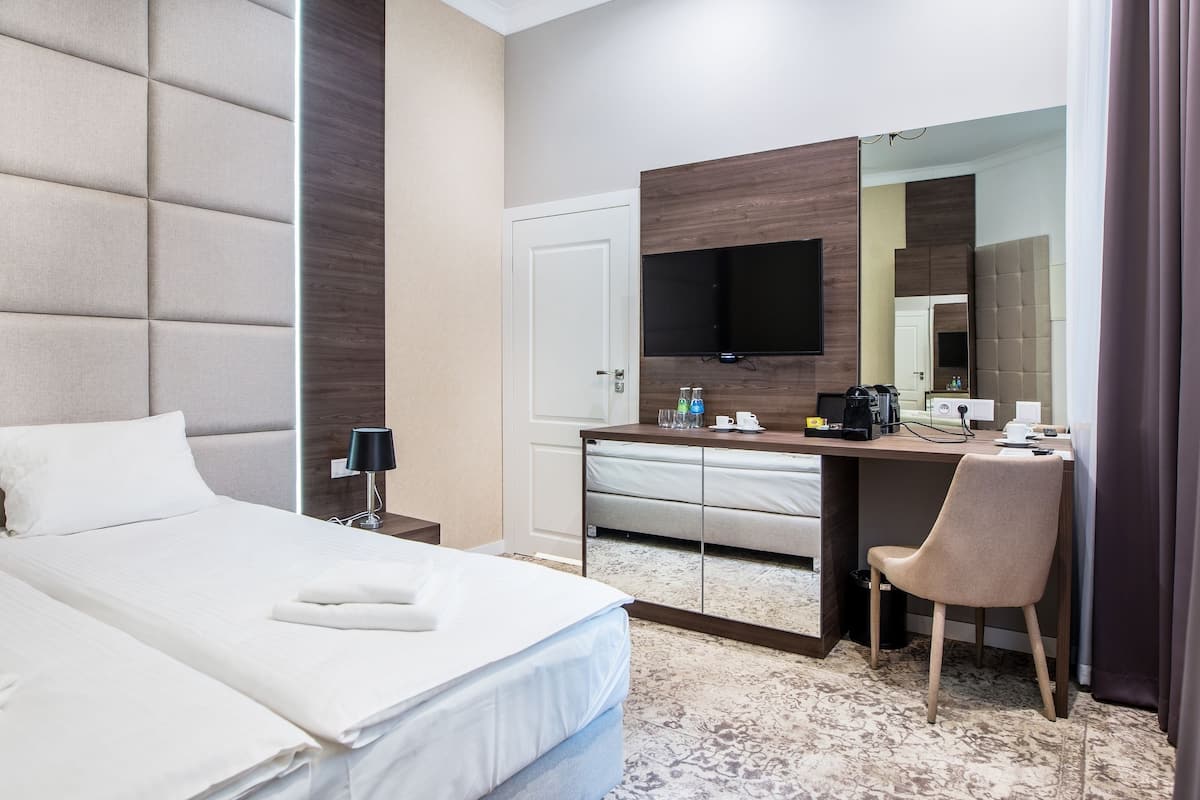 Comfort Double Room | 1 bedroom, hypo-allergenic bedding, memory foam beds, in-room safe