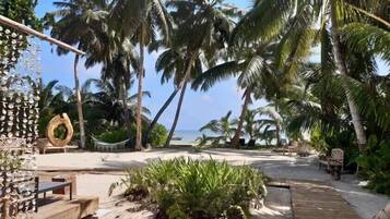 Superior-dobbeltværelse - 1 soveværelse - havudsigt - ved stranden | Terrasse/gårdhave