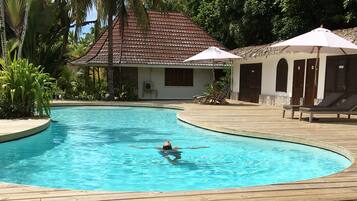 2 kolam renang outdoor, dengan payung kolam renang dan kursi berjemur