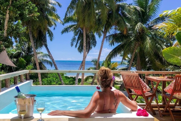 Deluxe Double Room, 1 Bedroom, Ocean View, Beachfront | Minibar, in-room safe, WiFi (free), bed sheets