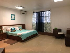 Escritorio, tabla de planchar con plancha, wifi gratis y ropa de cama 