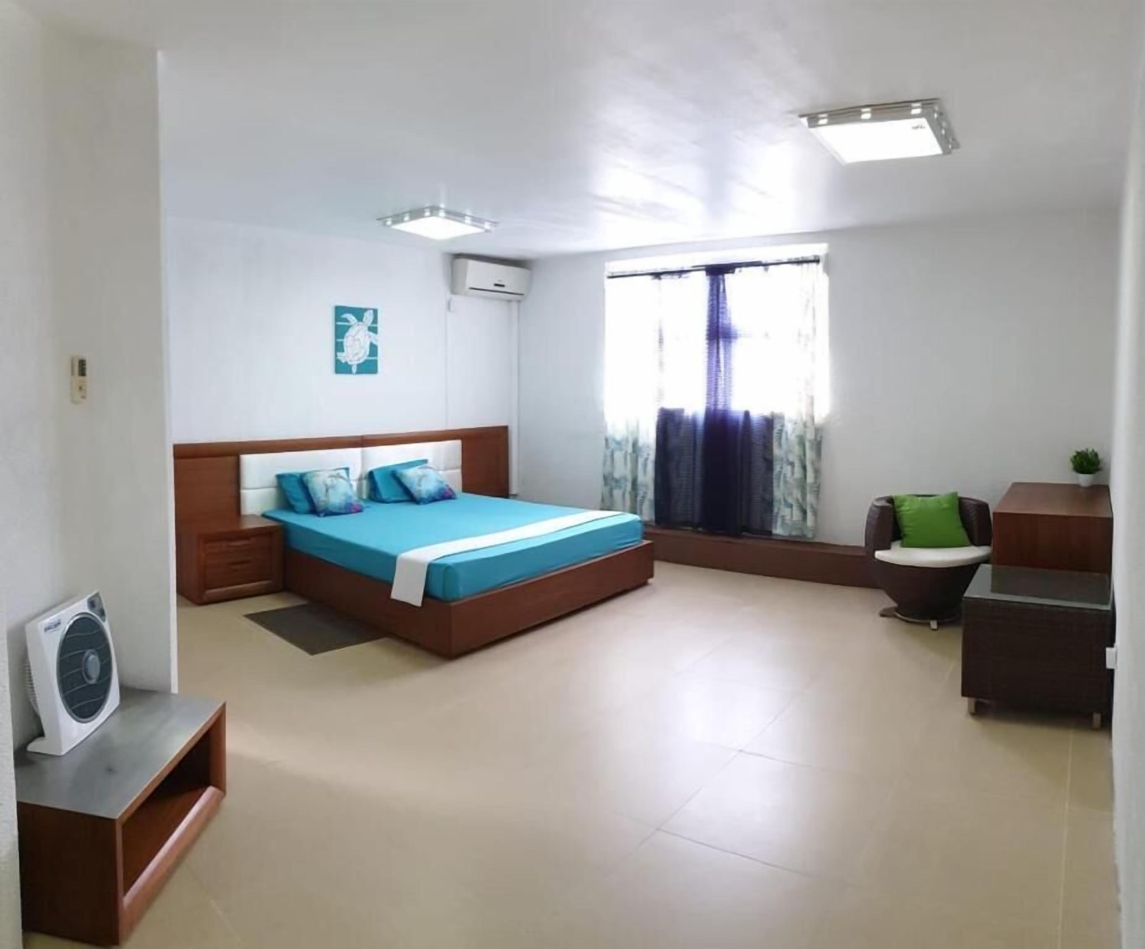 Escritorio, tabla de planchar con plancha, wifi gratis y ropa de cama 