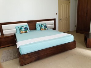 Escritorio, tabla de planchar con plancha, wifi gratis y ropa de cama 