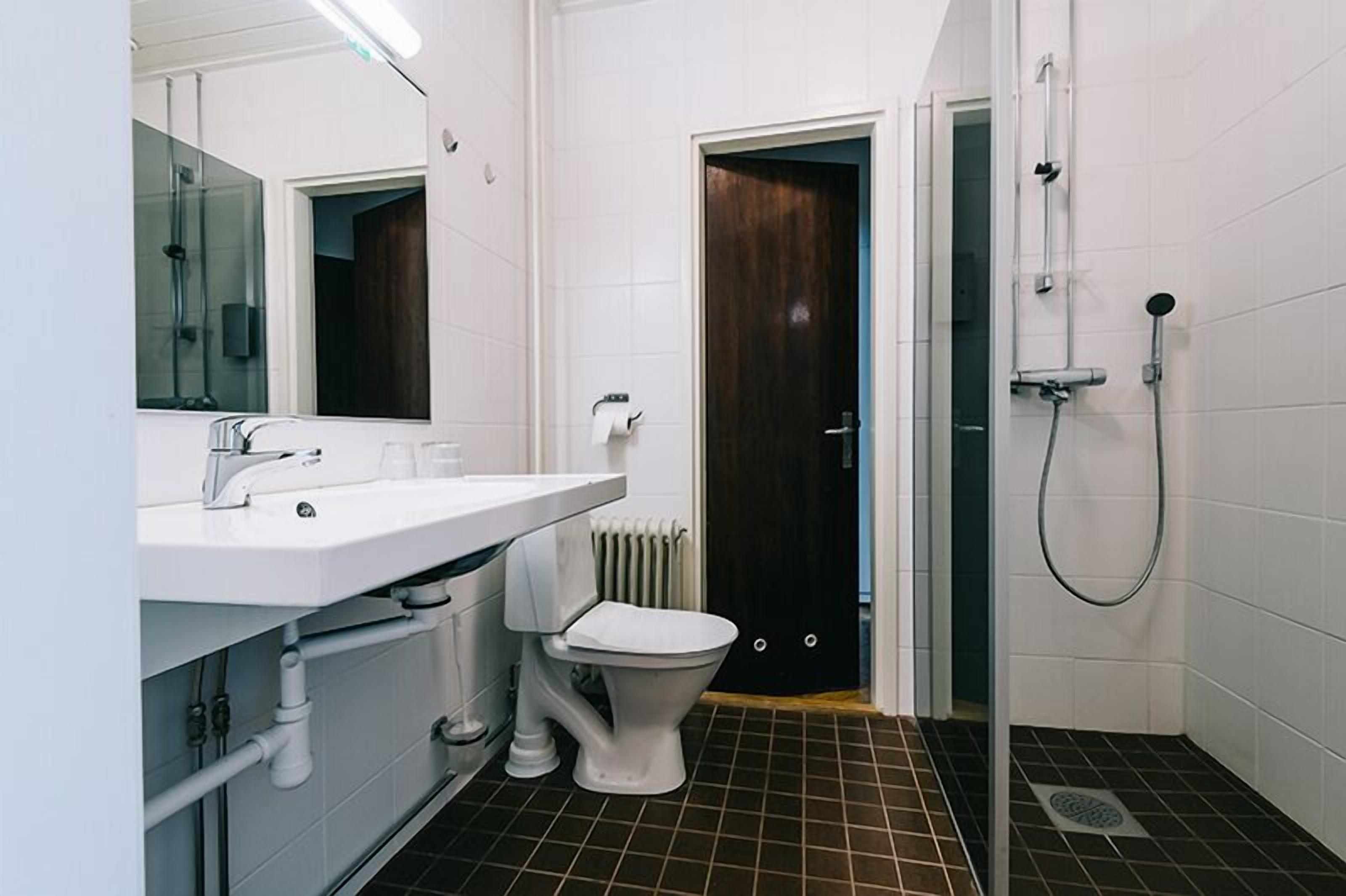 economy double room, 2 single beds, non smoking | bathroom | shower, towels