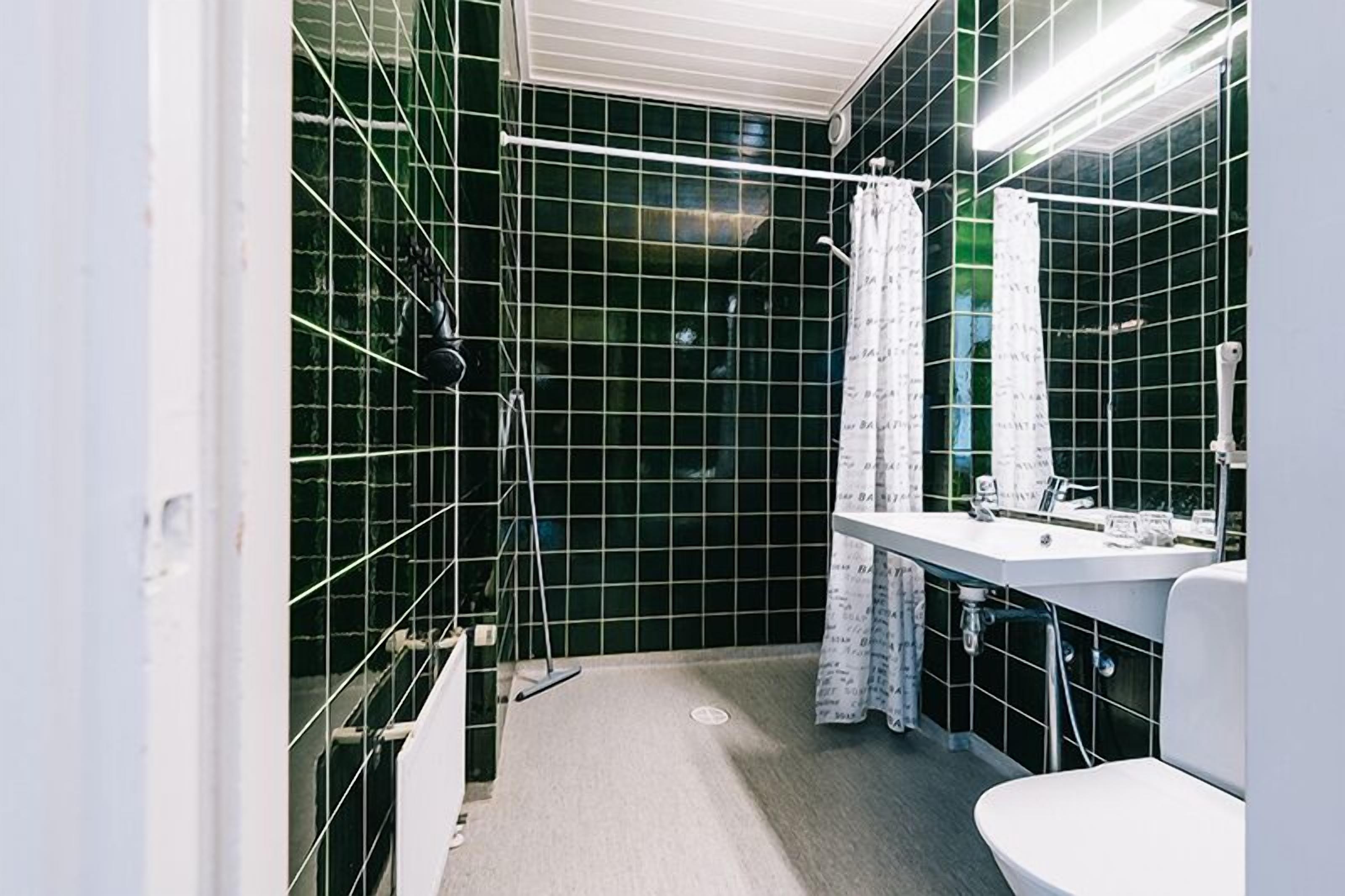 economy double room, 2 single beds, non smoking | bathroom | shower, towels