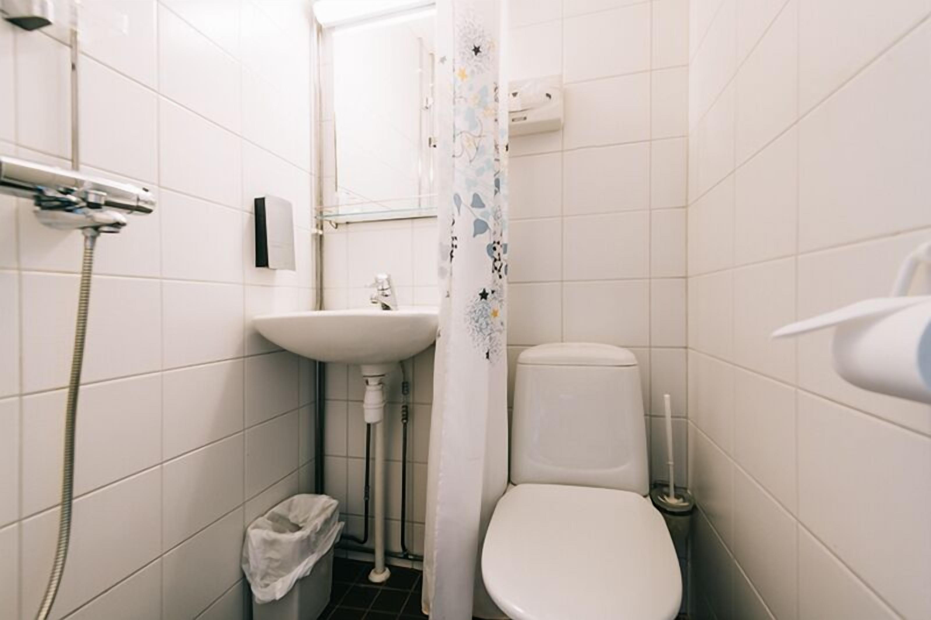 economy single room, 1 single bed, non smoking | bathroom | shower, towels