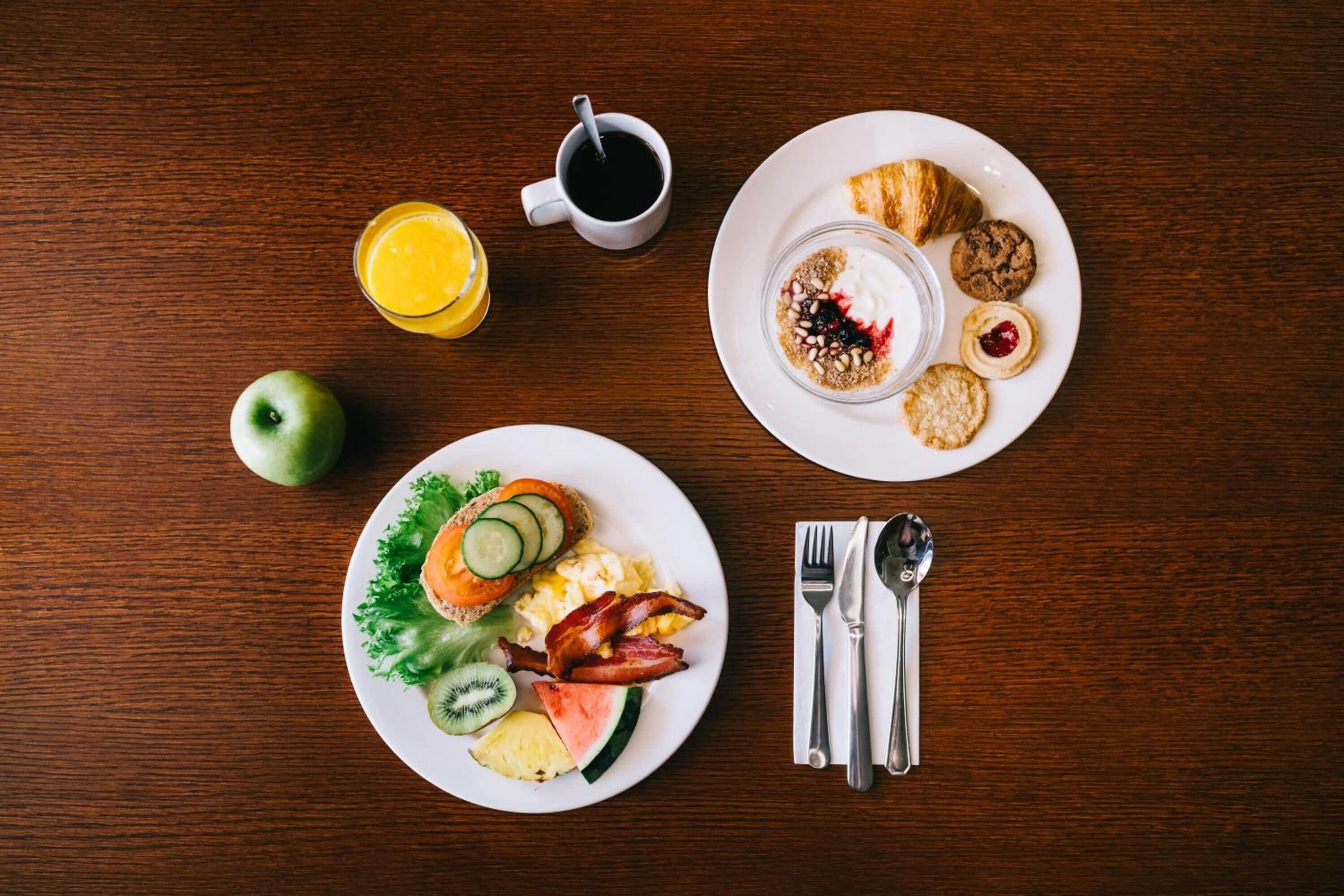 2 restaurants, breakfast, lunch, dinner served; american cuisine