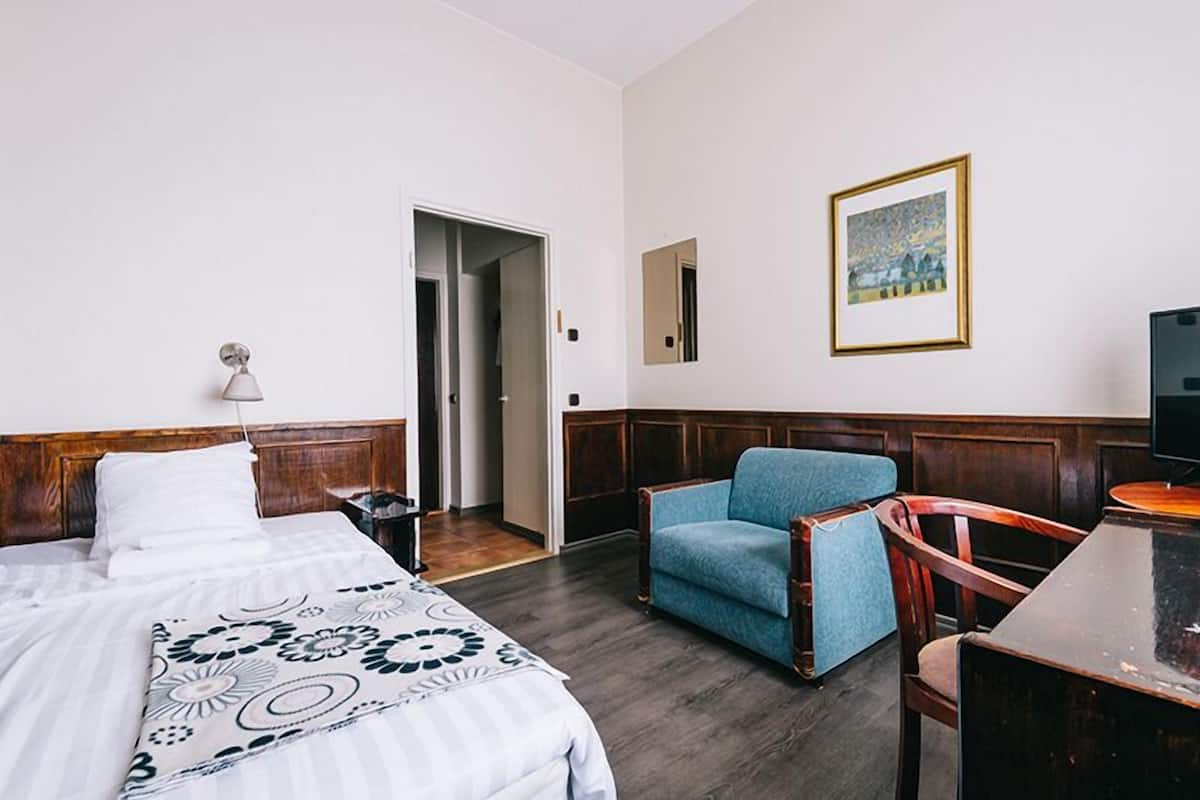 economy single room, 1 single bed, non smoking | desk, soundproofing, free wifi, bed sheets