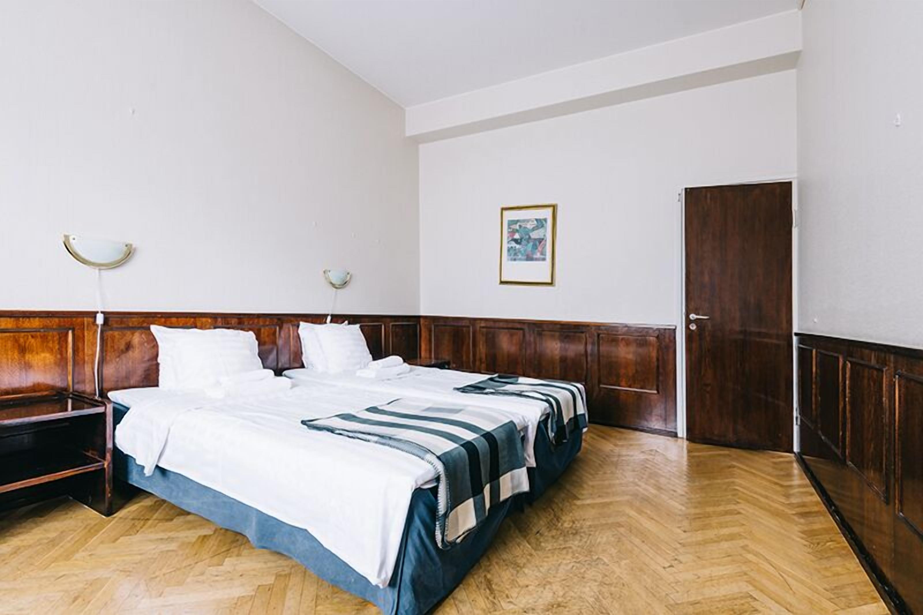 ห้องอีโคโนมีดับเบิล, เตียงเดี่ยว 2 เตียง, ปลอดบุหรี่ | โต๊ะทำงาน, ห้องเก็บเสียง, Wi-Fi ฟรี, ผ้าปูที่นอน