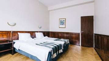 Economy Double Room, 2 Single Beds, Non Smoking | Desk, soundproofing, free WiFi, bed sheets