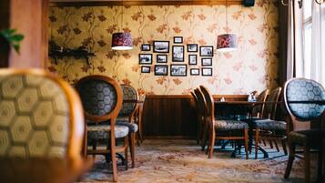 2 restaurants, breakfast, lunch, dinner served; American cuisine