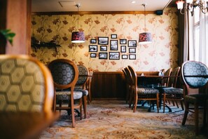 2 restauranter: frokost, lunsj, middag og brunsj serveres