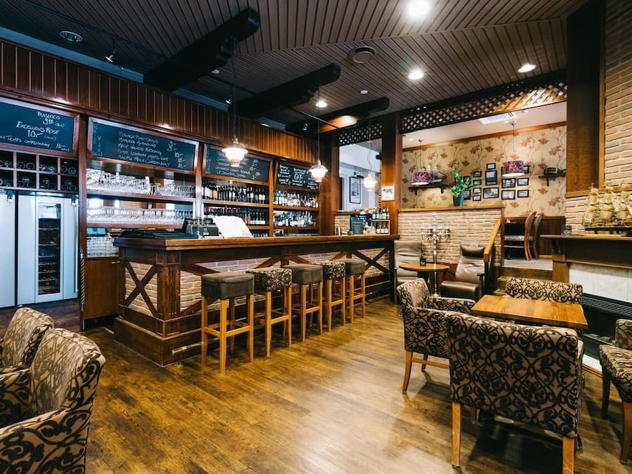 2 bars/lounges