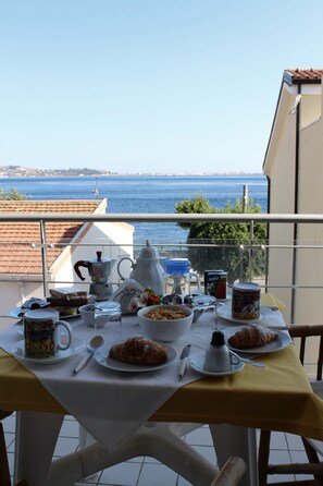Free daily local cuisine breakfast - B&B Sirio (Villa San Giovanni)