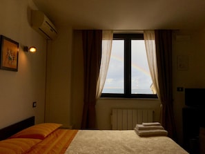 Zimmersafe, Schreibtisch, Verdunkelungsvorhänge, schallisolierte Zimmer