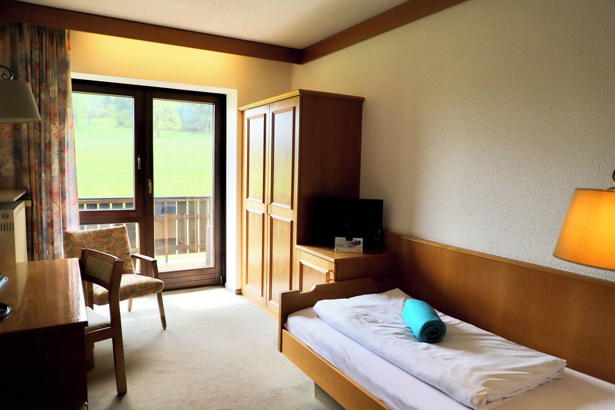 Classic Single Room, 1 Single Bed, Balcony | Minibar, in-room safe, desk, free WiFi