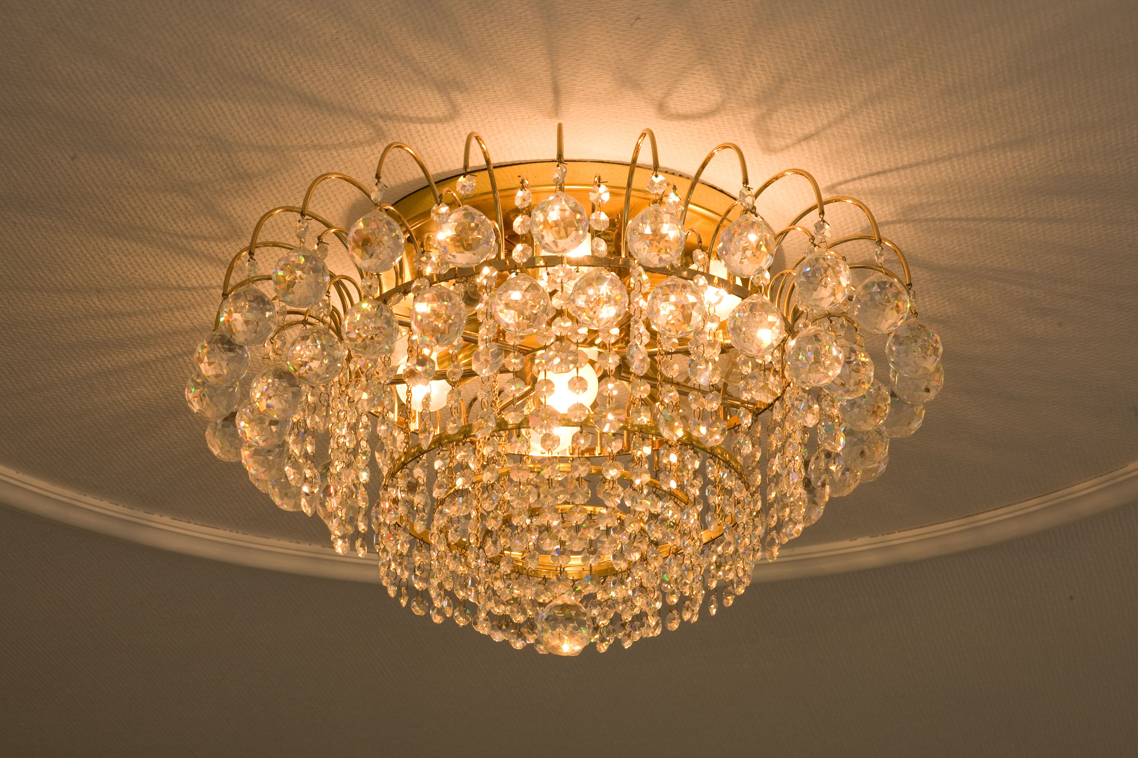 Un candelabro con múltiples niveles de esferas de cristal transparente.