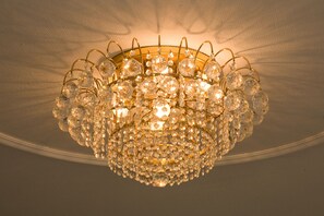 Un lustre composé de plusieurs niveaux de boules de cristal transparentes.