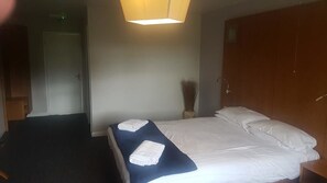 Deluxe Family Room | Iron/ironing board, free WiFi, bed sheets