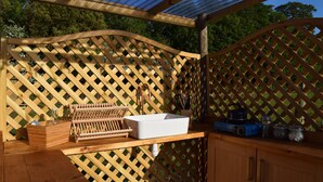Tent, 1 King Bed, Non Smoking | Private kitchenette | Stovetop, cookware/dishes/utensils - Quex Livery Glamping (Birchington)