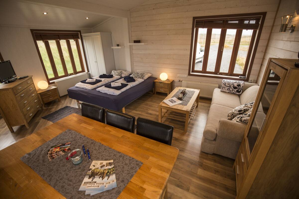 Cunas (de pago), camas supletorias, wifi gratis y ropa de cama