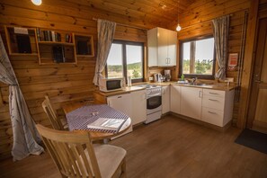 Standard Studio | Private kitchen | Fridge, microwave, oven, stovetop - Hestasport Cottages (Skagafjörour)
