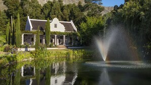 A house with a pond and a fountain. - La Providence Guest House & Wine Farm (Franschhoek)