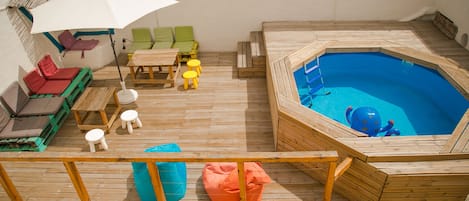 Outdoor pool, sun loungers