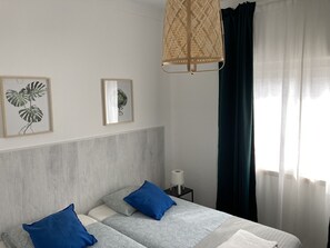 Chambre avec lits jumeaux, salle de bains commune